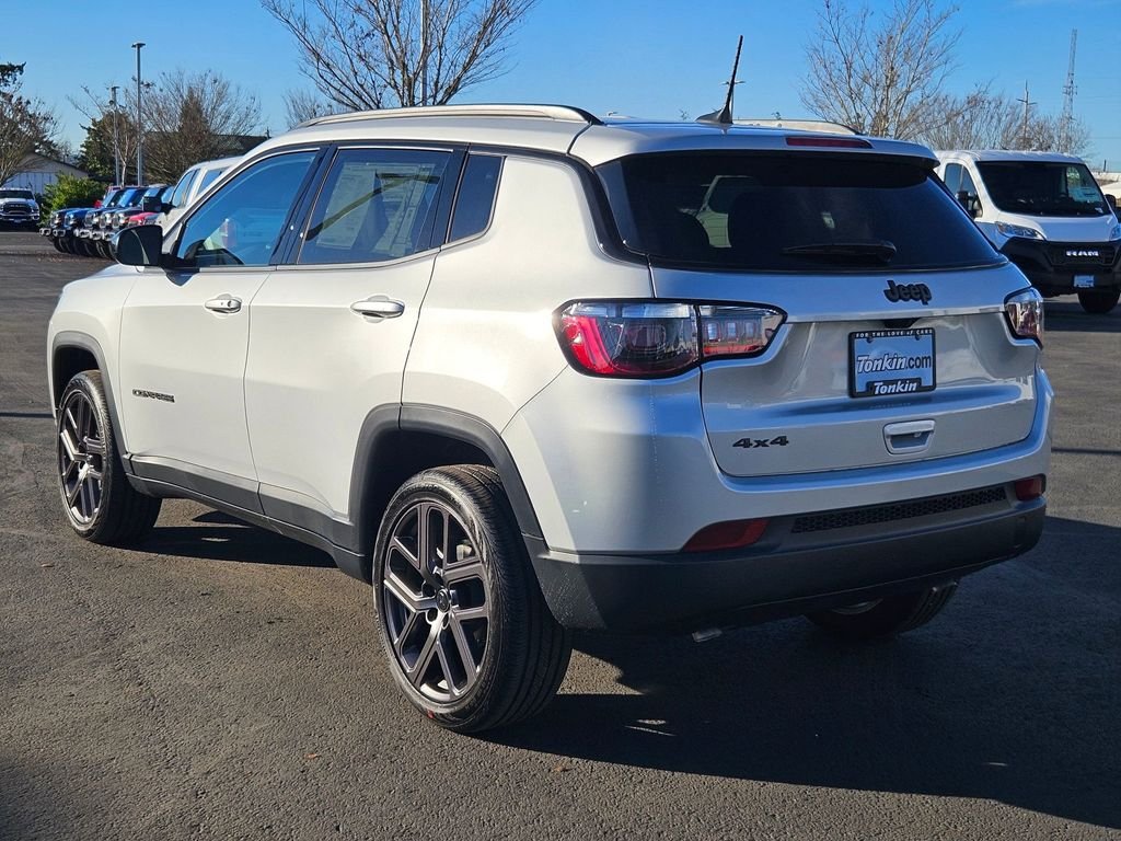New 2026 Silver Zynith Metallic Clearcoat Jeep Latitude image 4