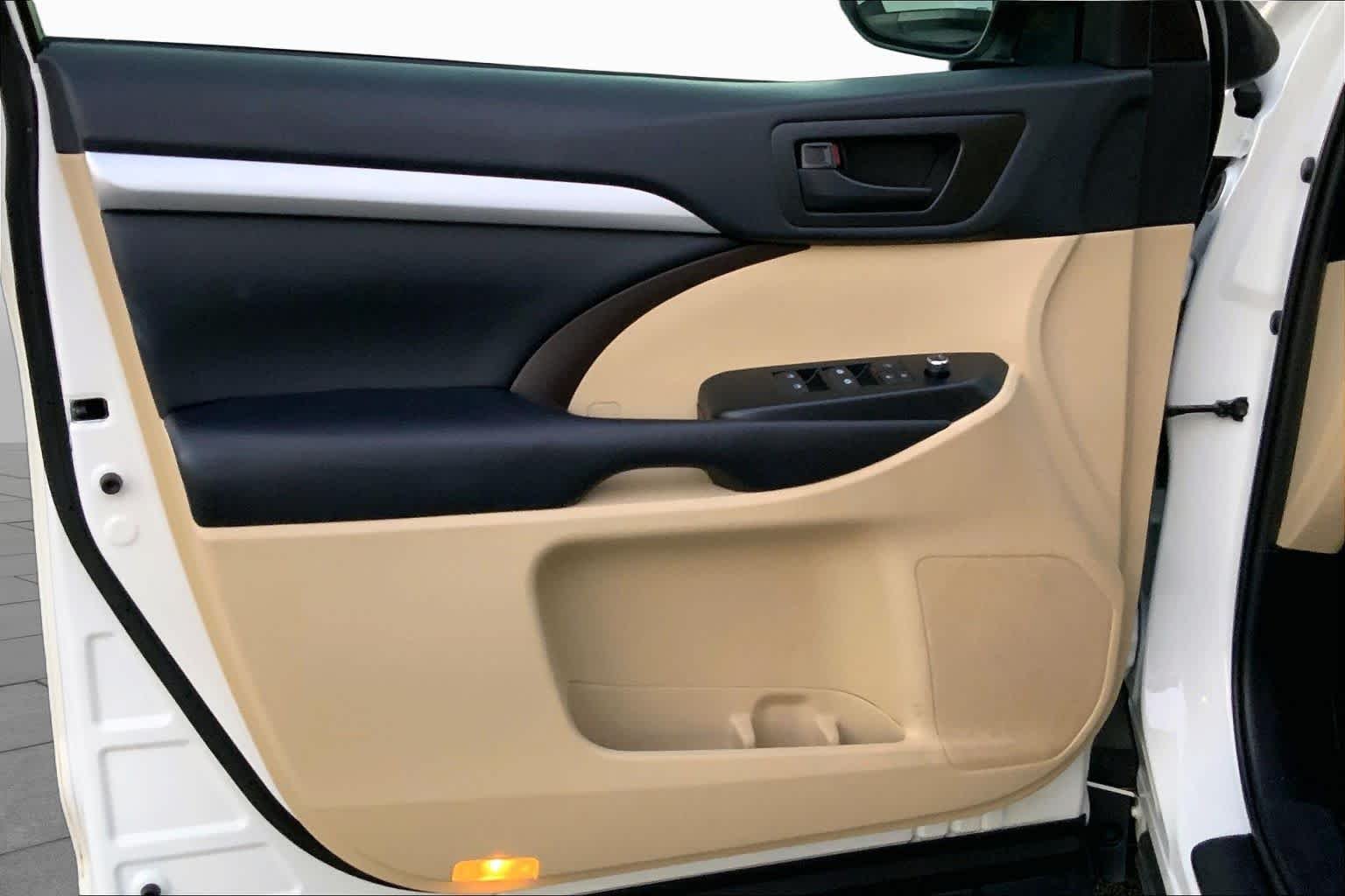 Used 2019 Blizzard Pearl Toyota LE Plus image 19