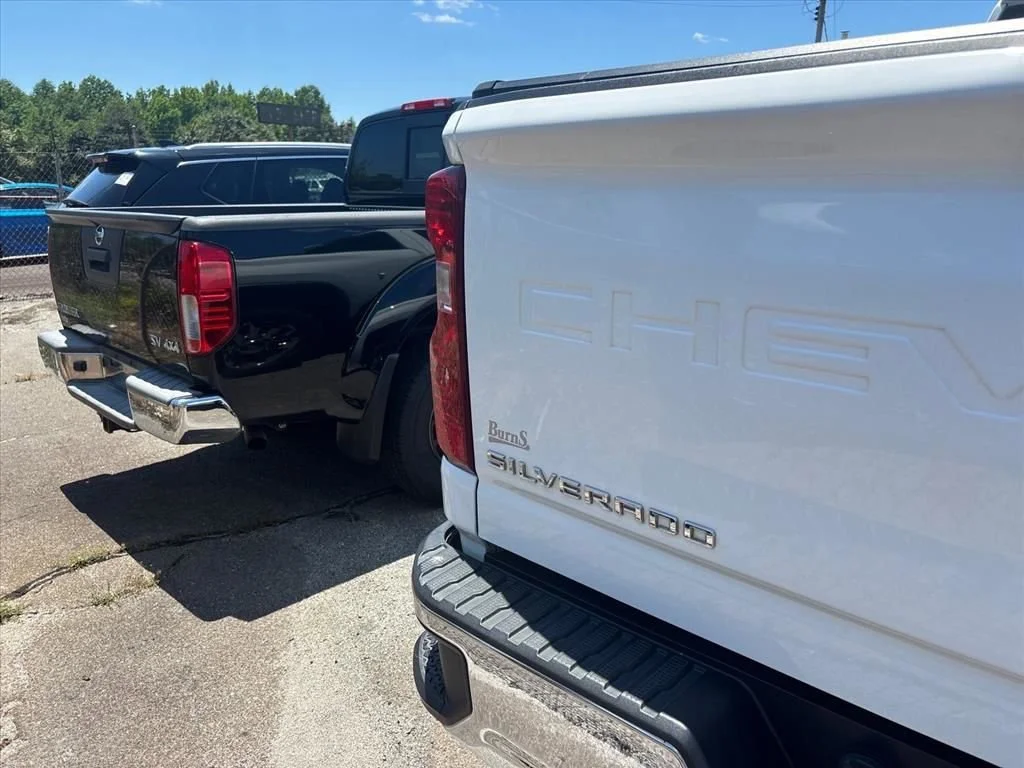 Used 2024 Summit White Chevrolet LT image 12