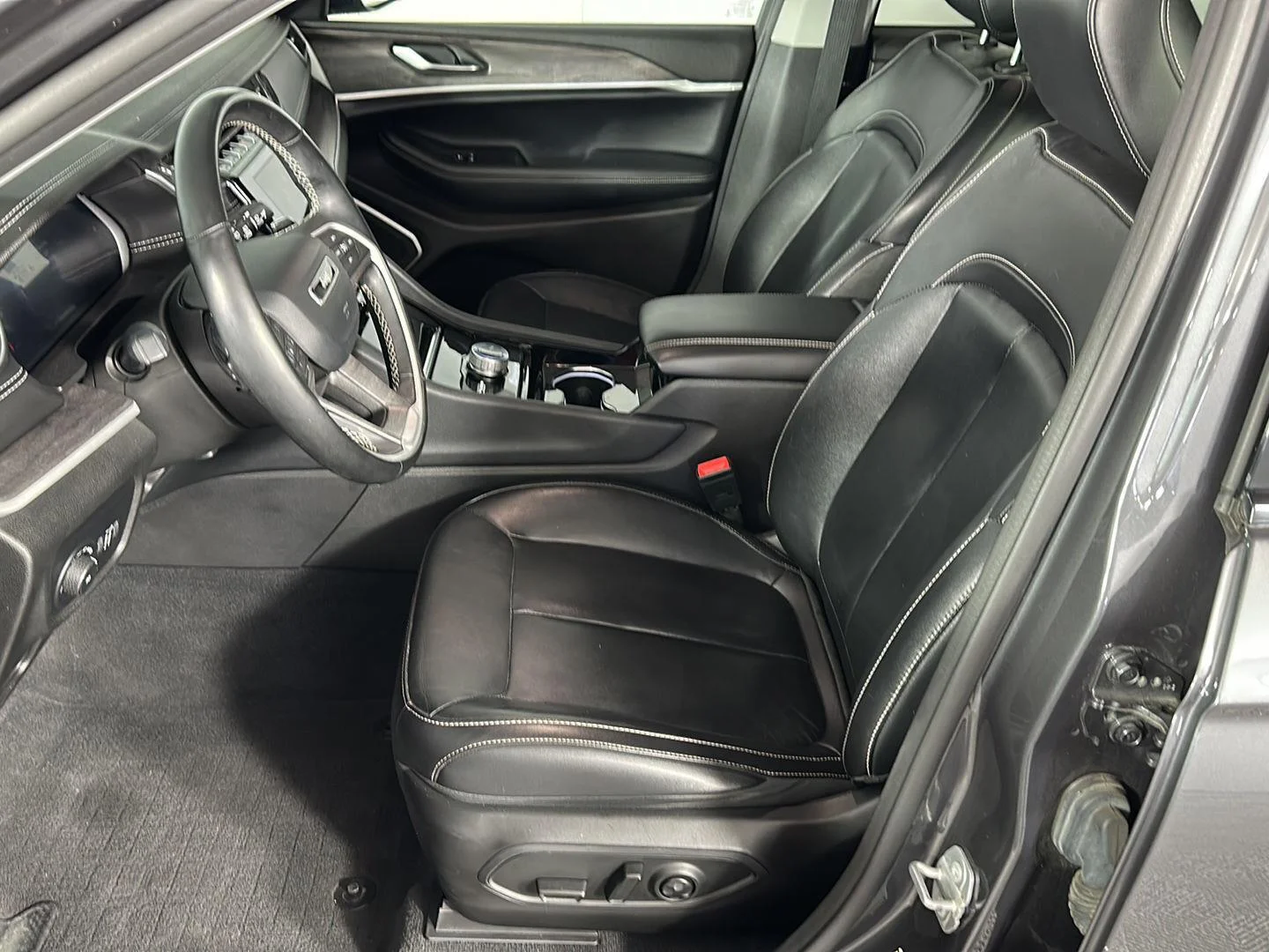Used 2022 Baltic Gray Metallic Clearcoat Jeep Limited image 17