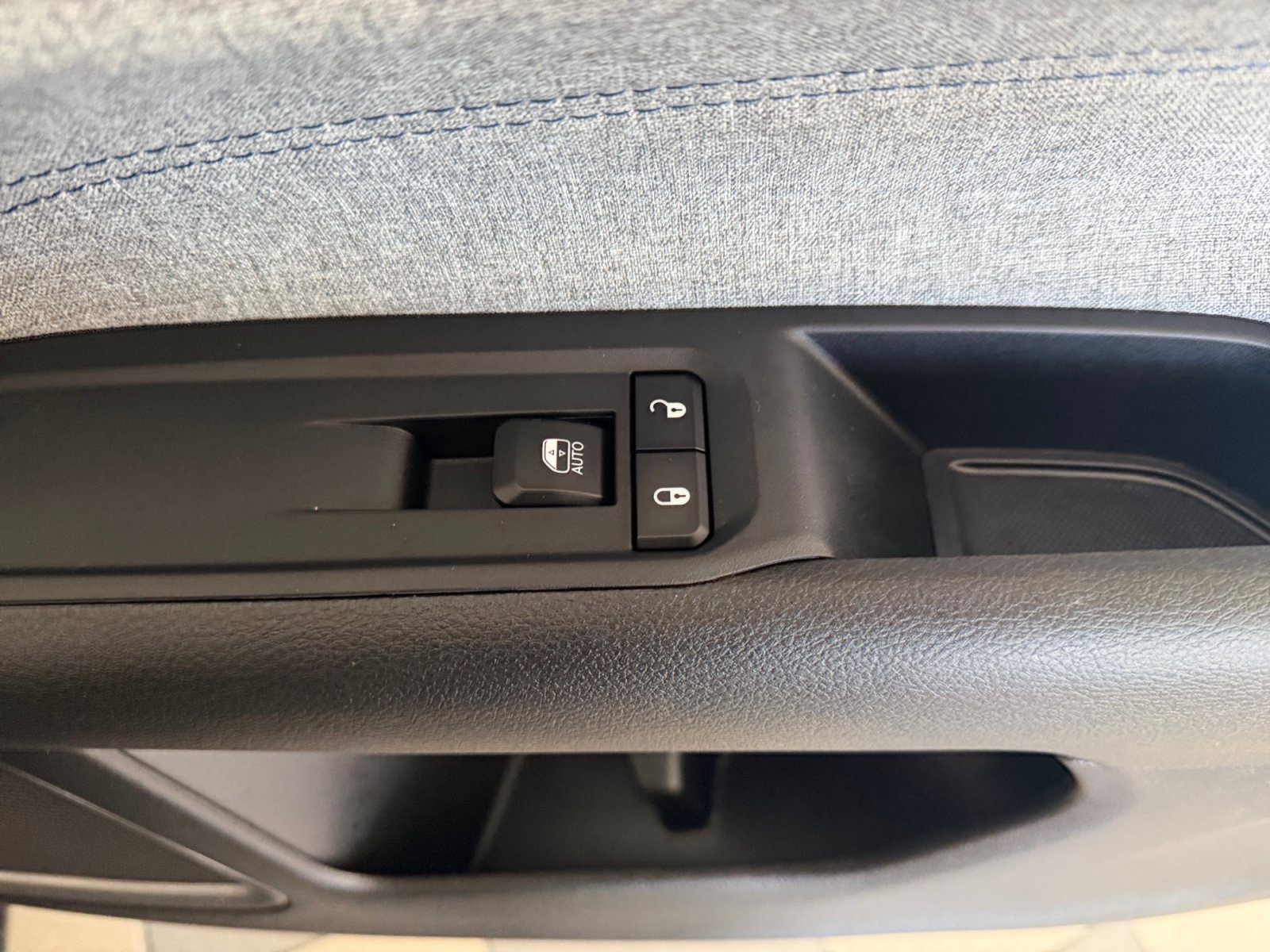 Used 2023 Diamond Black Crystal Pearlcoat Jeep Latitude image 33