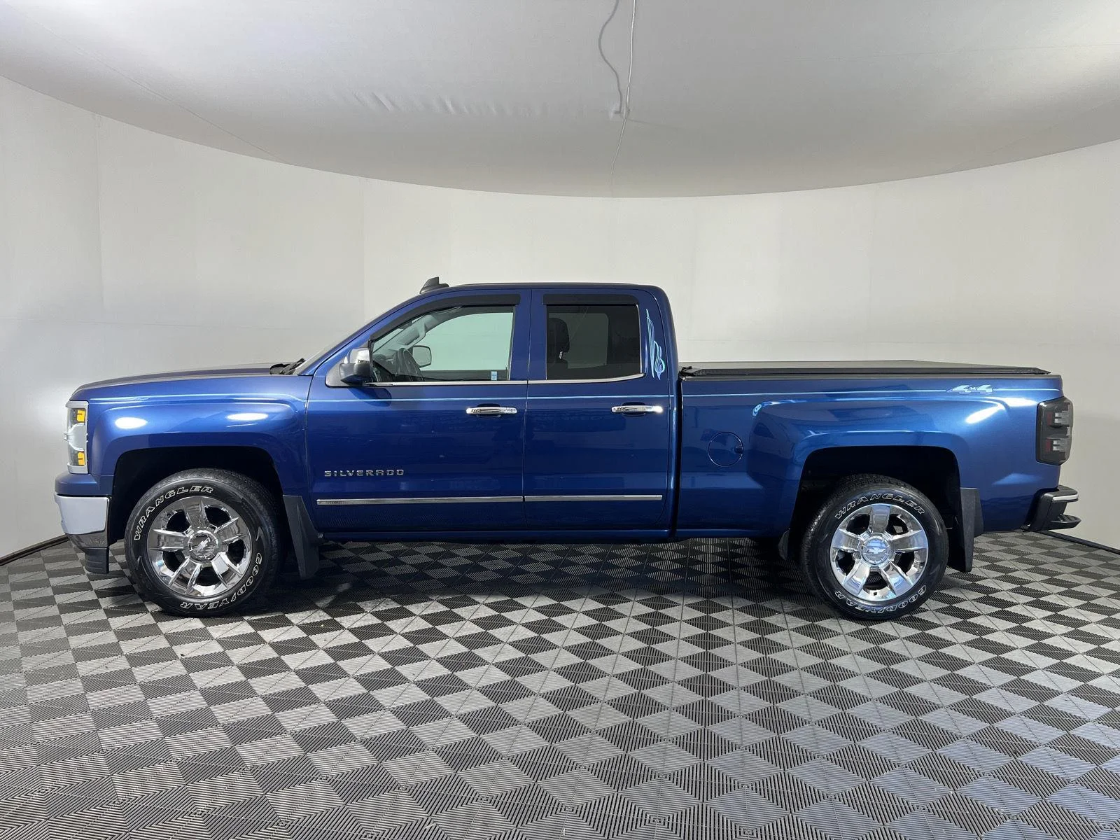 Used 2015 Deep Ocean Blue Metallic Chevrolet LTZ image 28