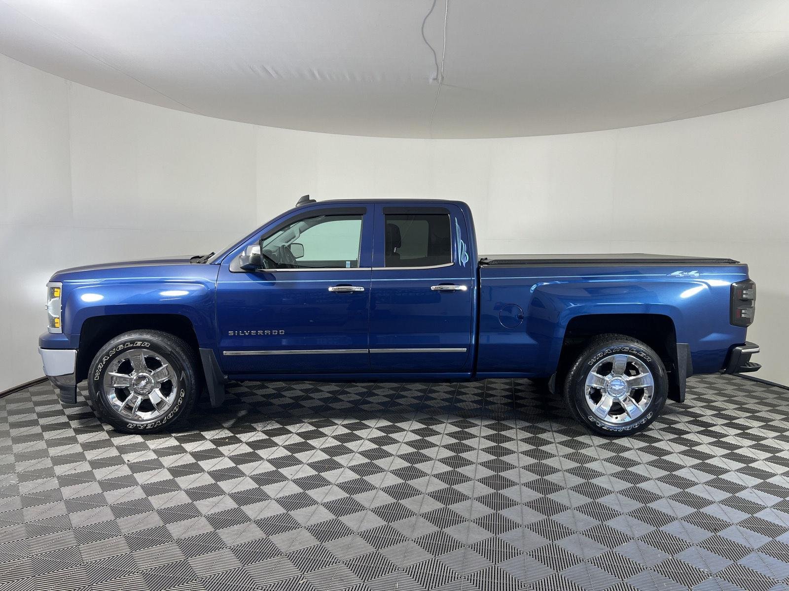 Used 2015 Deep Ocean Blue Metallic Chevrolet LTZ image 28