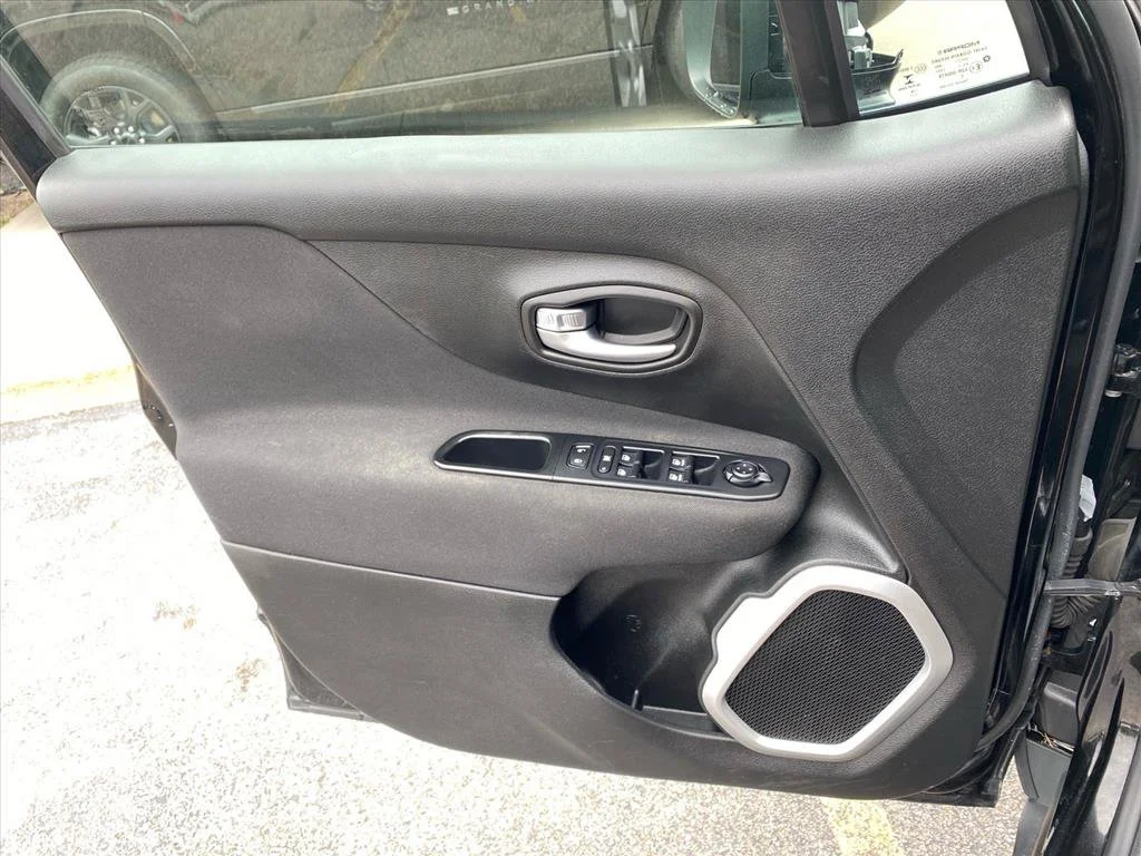 Used 2018 Black Jeep Latitude image 19