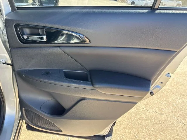 Used 2025 Silver Mitsubishi SE image 18