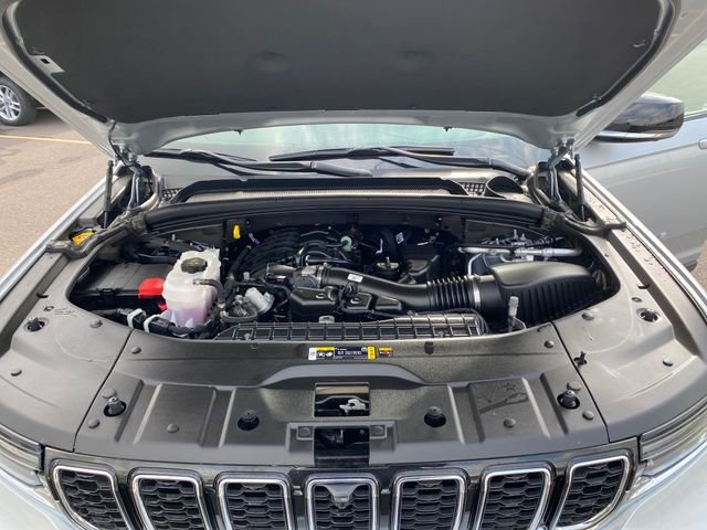 Used 2025 Silver Jeep Limited image 25