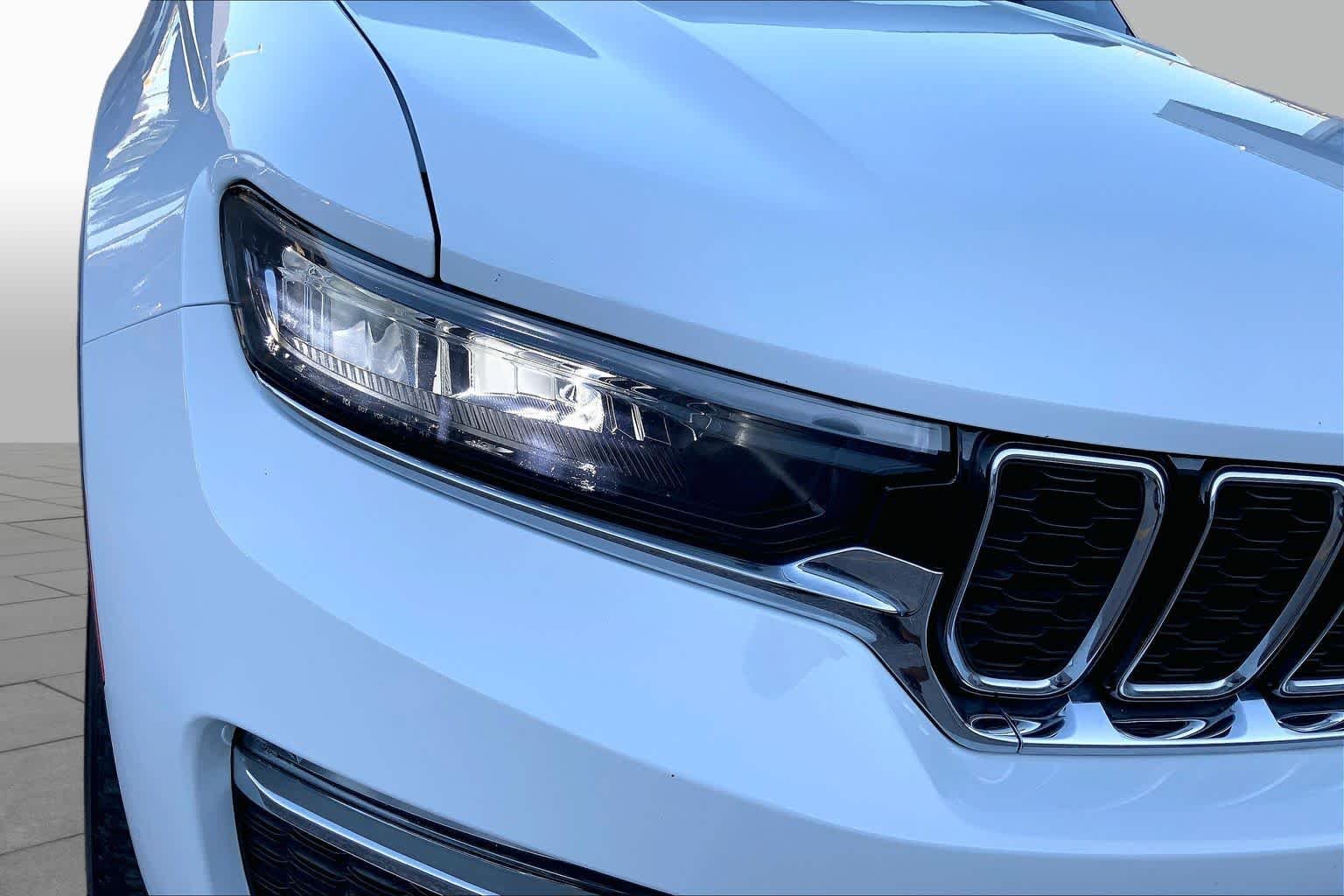 Used 2022 Bright White Clearcoat Jeep  image 27