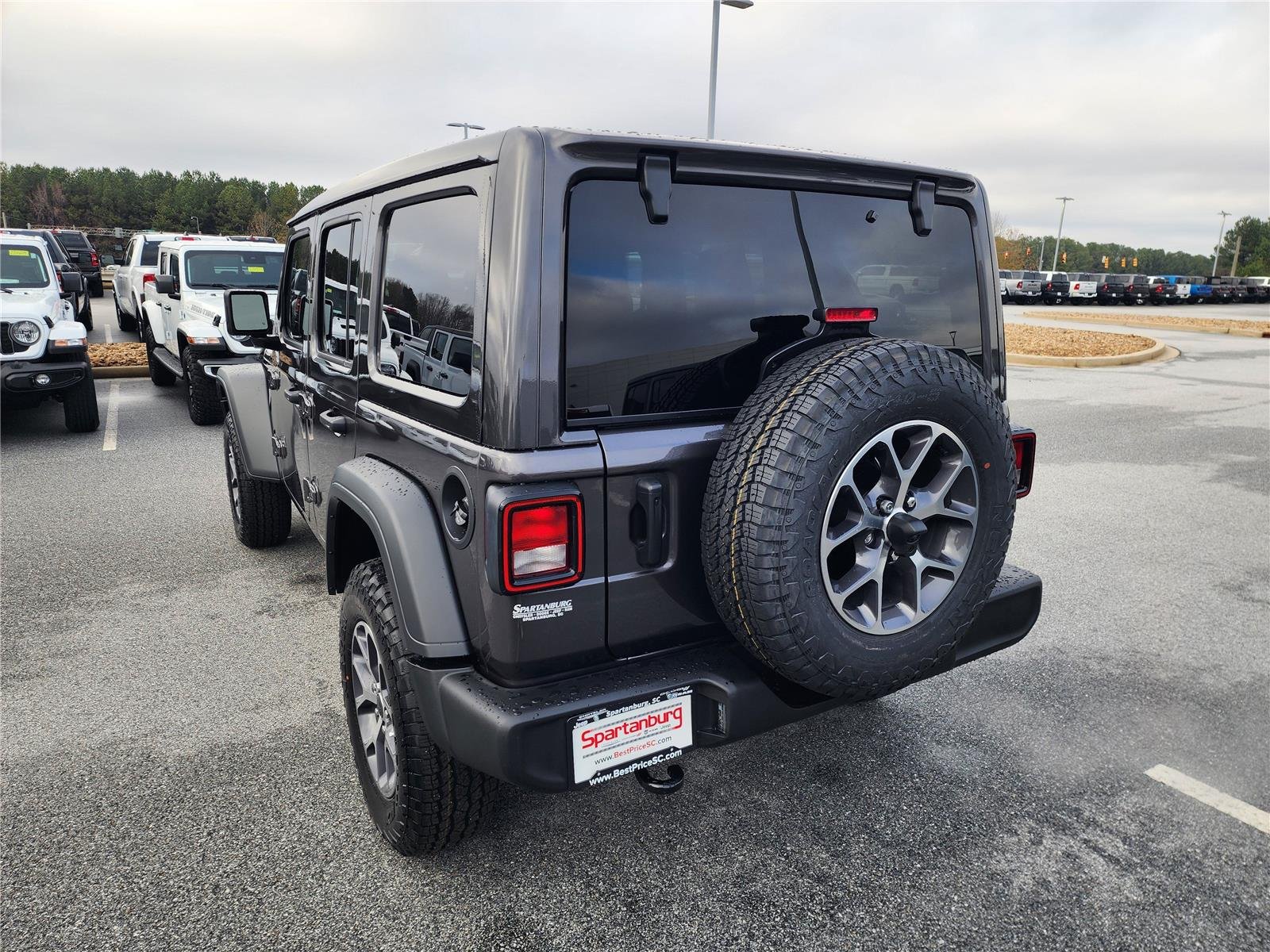 New 2026 Granite Crystal Metallic Clear-Coat Exterior Paint Jeep Sport S image 4