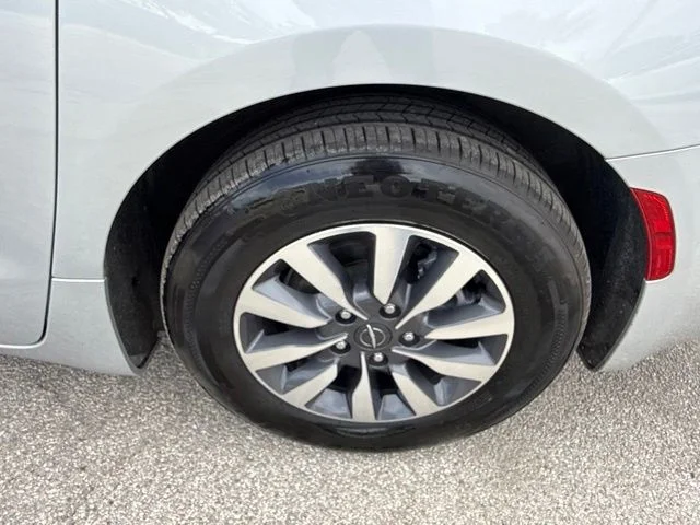 Used 2024 Silver Chrysler Select image 6