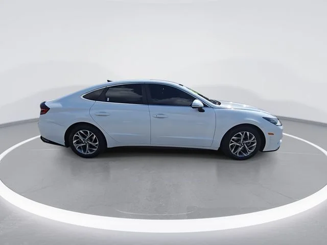 Used 2023 White Hyundai SEL image 9