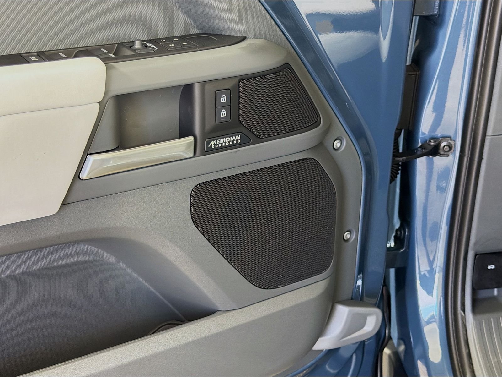New 2026 Tasman Blue Land Rover X-Dynamic SE image 22