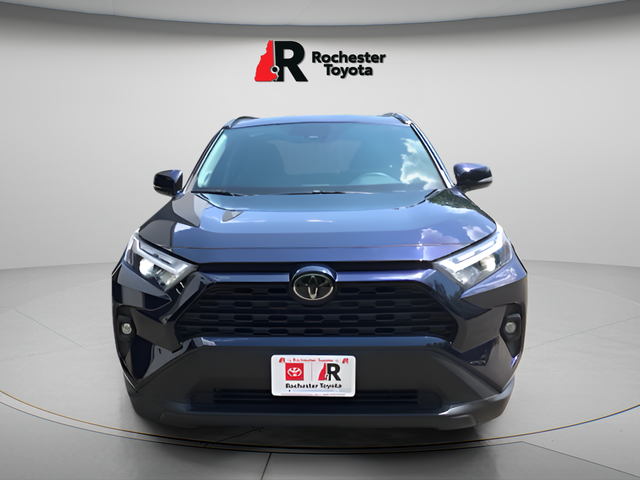 Used 2024  Toyota XLE Premium image 2