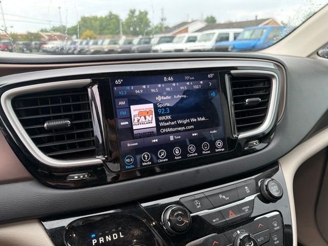 Used 2018 Gray Chrysler Touring L image 8