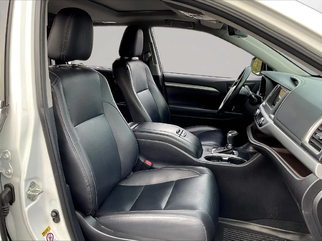 Used 2019 White Toyota XLE image 32
