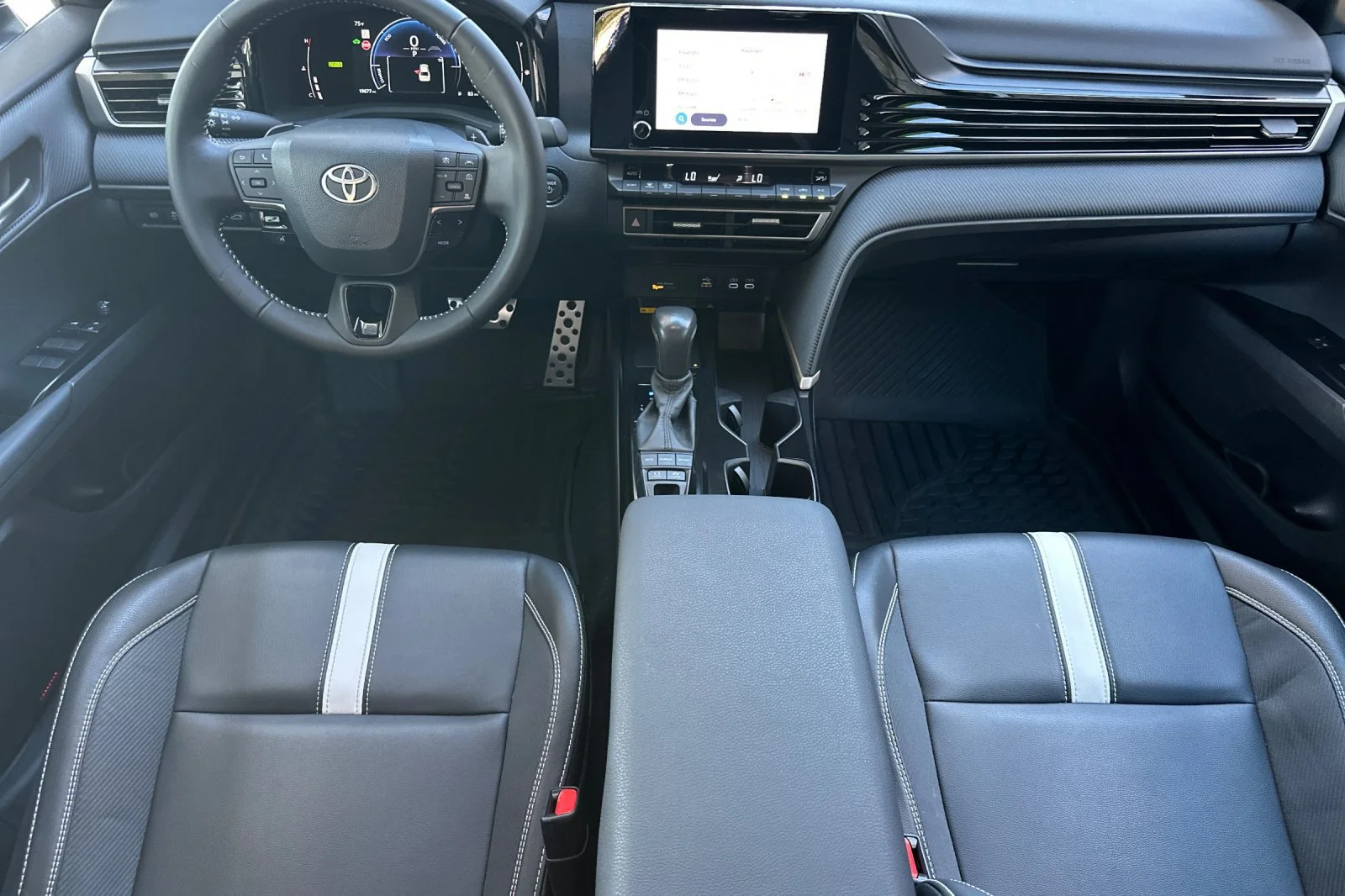 2025 Toyota Camry SE - Photo 6