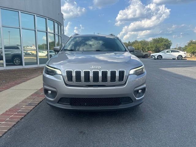 Used 2019 Silver Jeep Latitude image 2