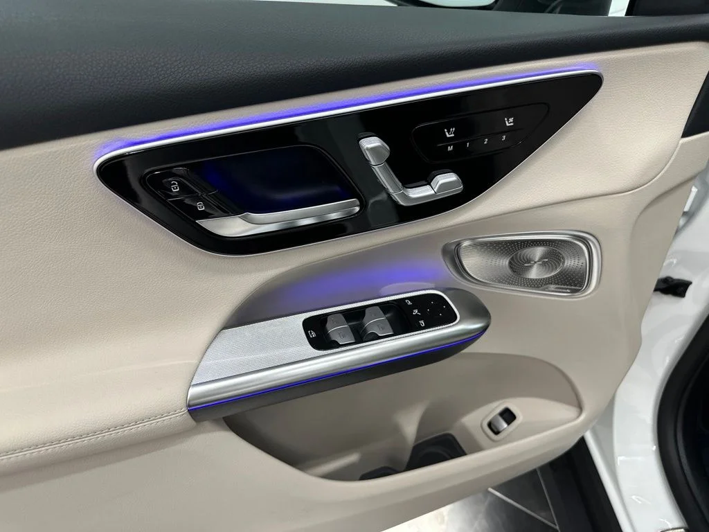 New 2027 White Mercedes-Benz GLC 300 image 14