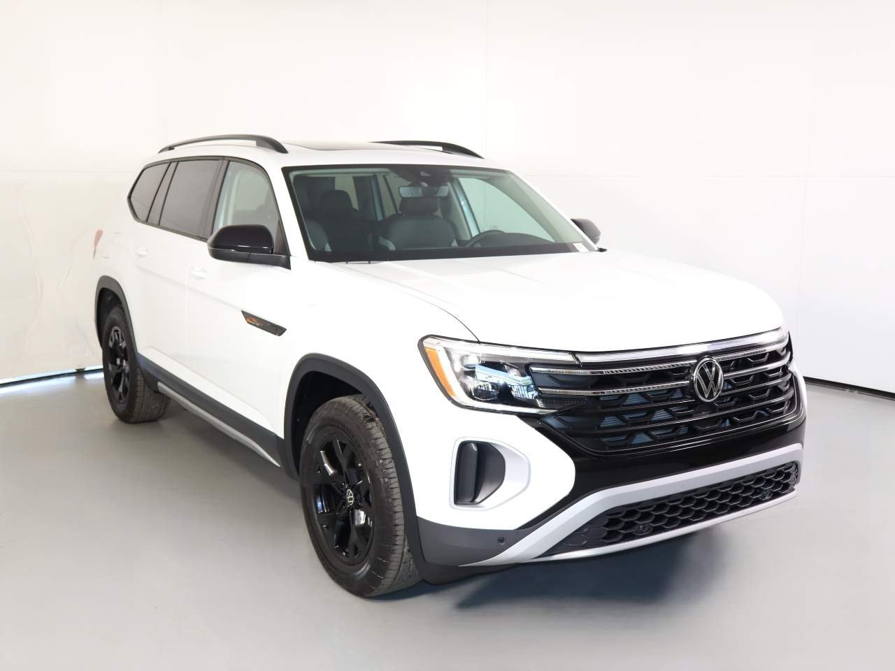New 2026 OPAL WHITE PEARL Volkswagen Peak Edition 4Motion image 3