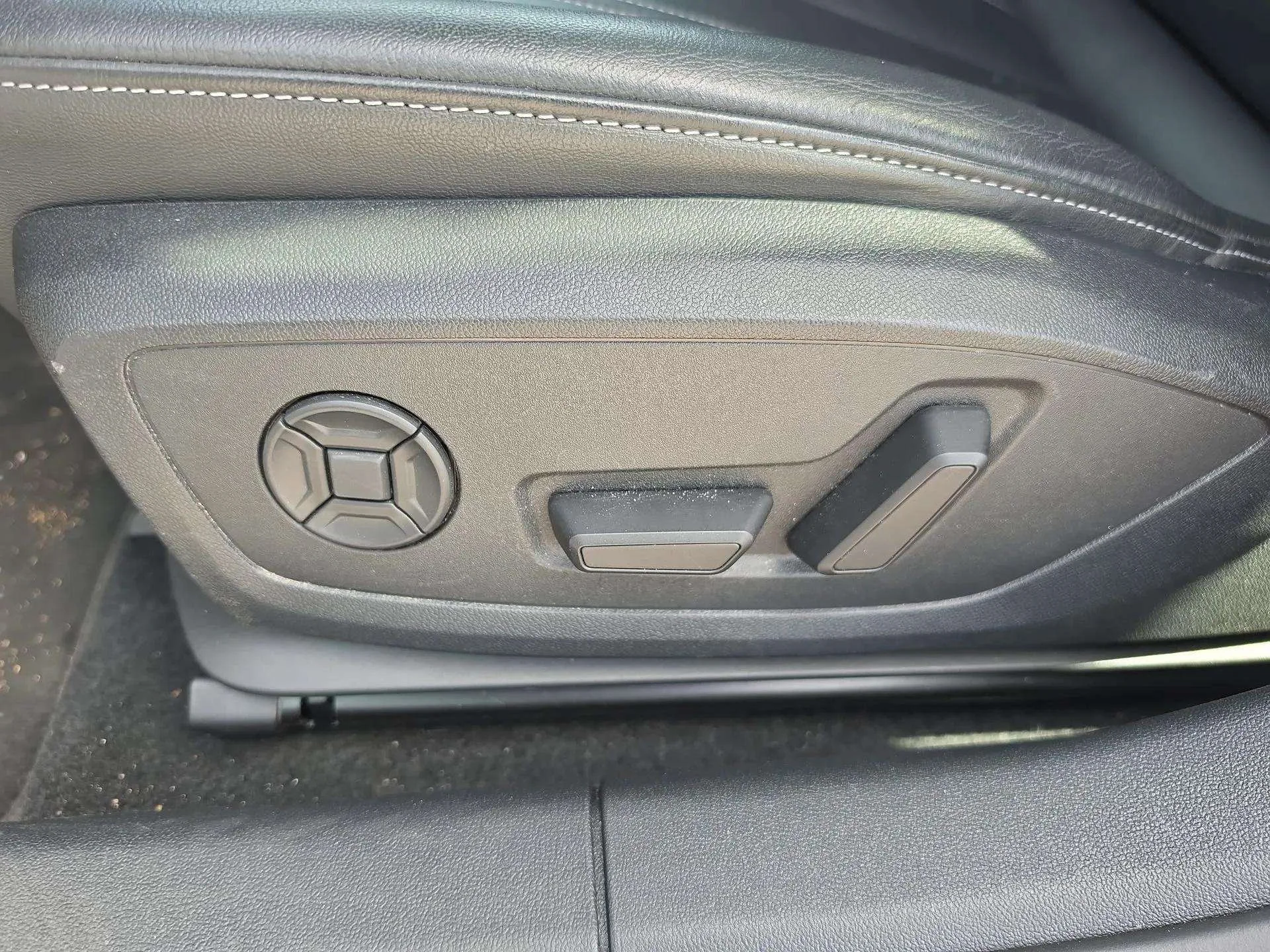 Used 2024 Florett Silver Metallic Audi Premium image 30