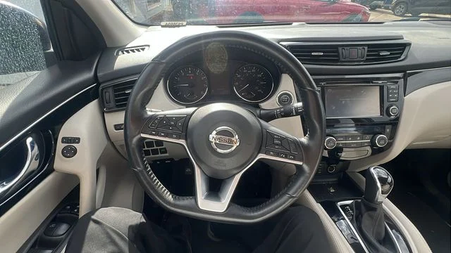 Used 2017 Blue Nissan SL image 21