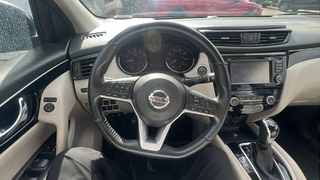 Used 2017 Blue Nissan SL image 21