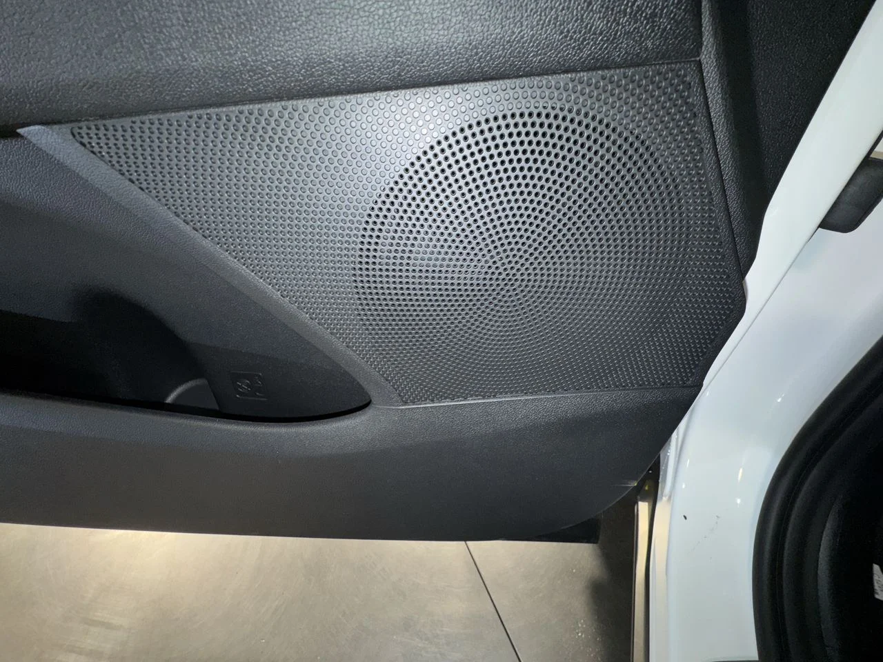New 2026 Snow White Pearl Kia EX image 18