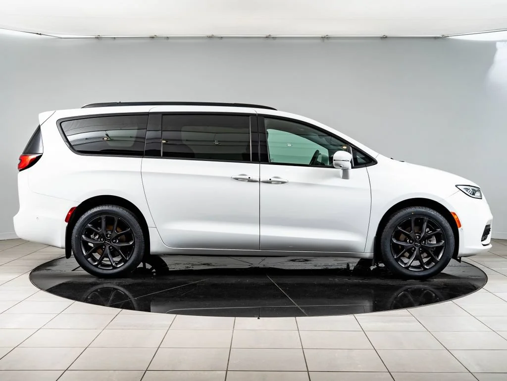 Used 2022 Bright White Clearcoat Chrysler Limited image 11