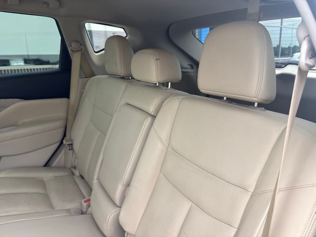Used 2019 Pearl White Tricoat Nissan SL image 37