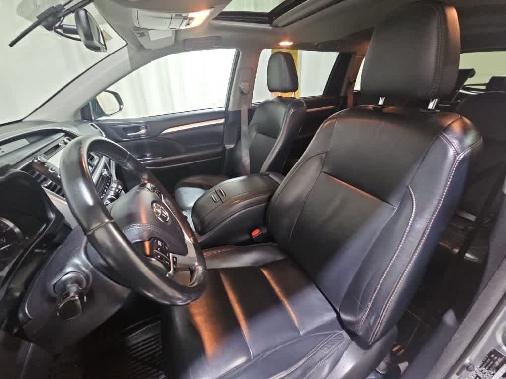 Used 2015 Silver Sky Metallic Toyota XLE image 12