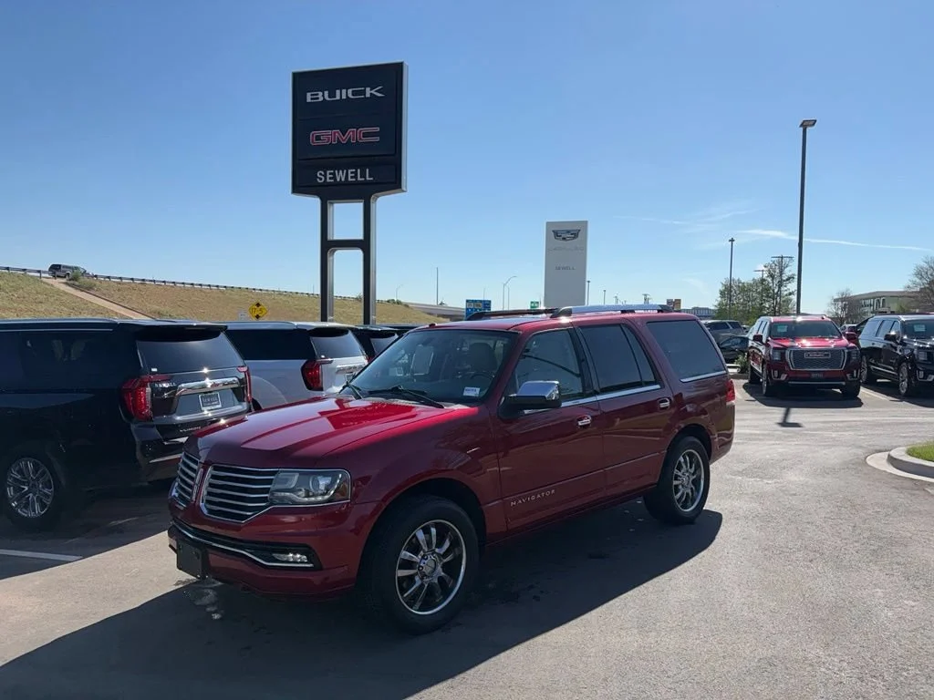 Used 2015  Lincoln 4WD 4dr image 1
