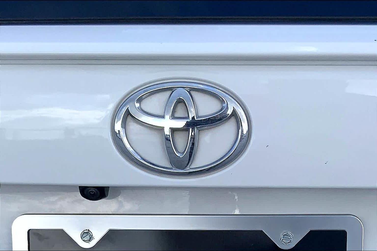 Used 2025 Ice Cap Toyota XLE image 10