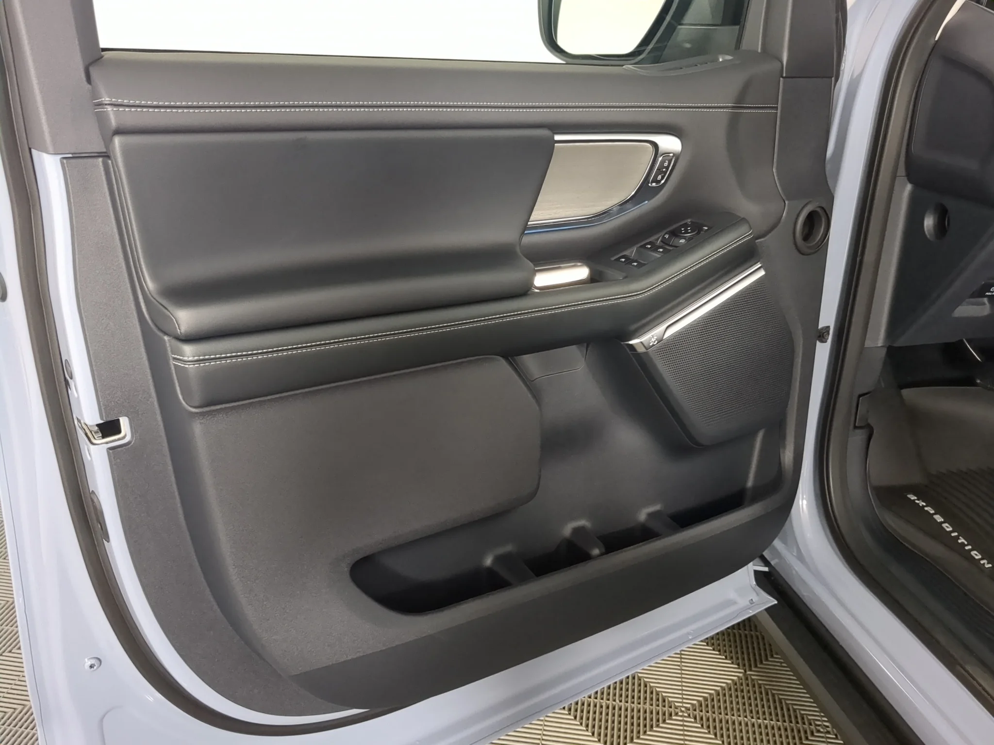New 2027 Glacier Gray Metallic Tri-Coat Ford MAX Platinum image 11
