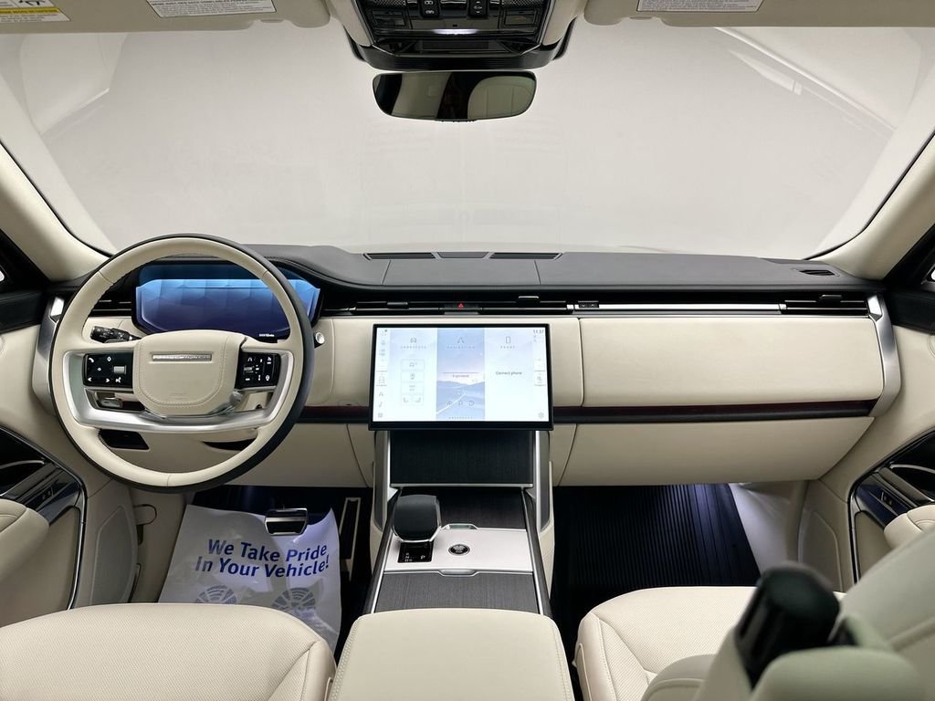 Used 2024  Land Rover SE image 13