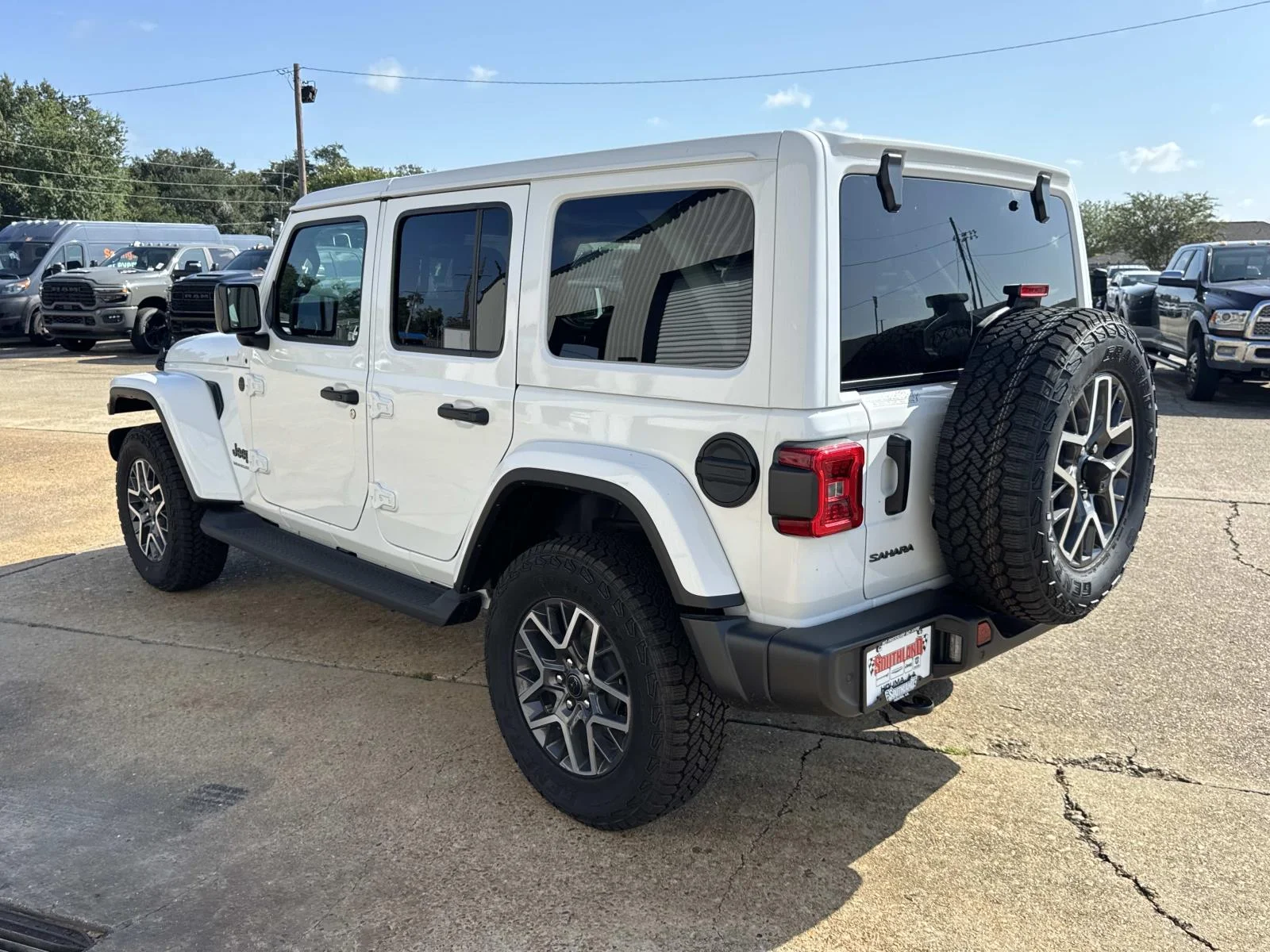 New 2026 Bright White Clear-Coat Exterior Paint Jeep Sahara image 4