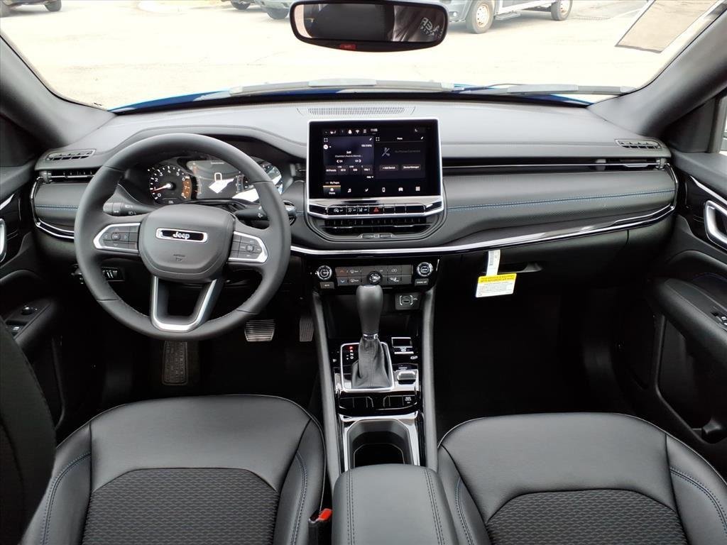 New 2026 Hydro Blue Pearlcoat Jeep Latitude Altitude image 25