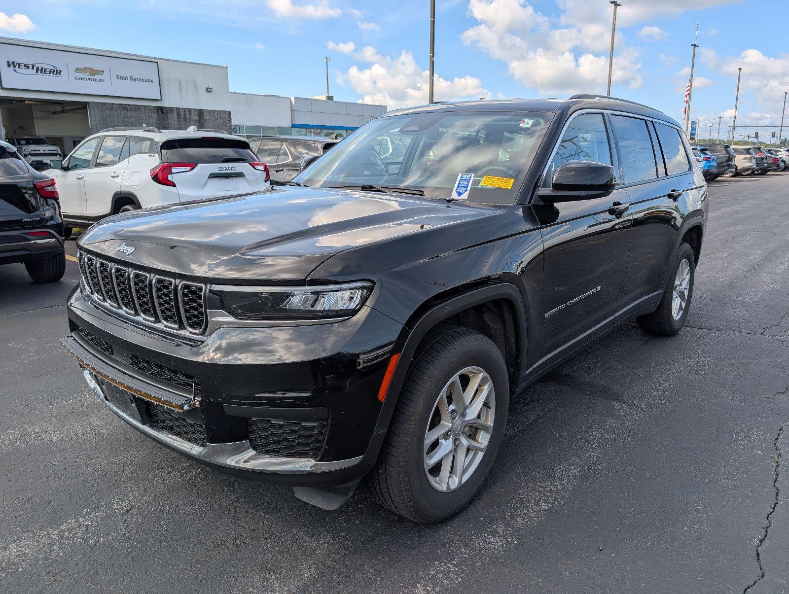 Used 2023 Diamond Black Crystal Pearlcoat Jeep Laredo image 4