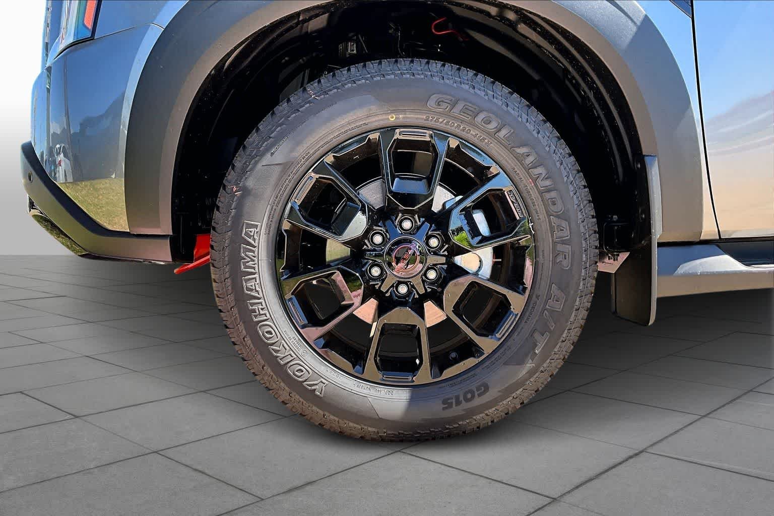New 2026 Gun Metallic / Super Black Two-tone Nissan PRO-4X image 8