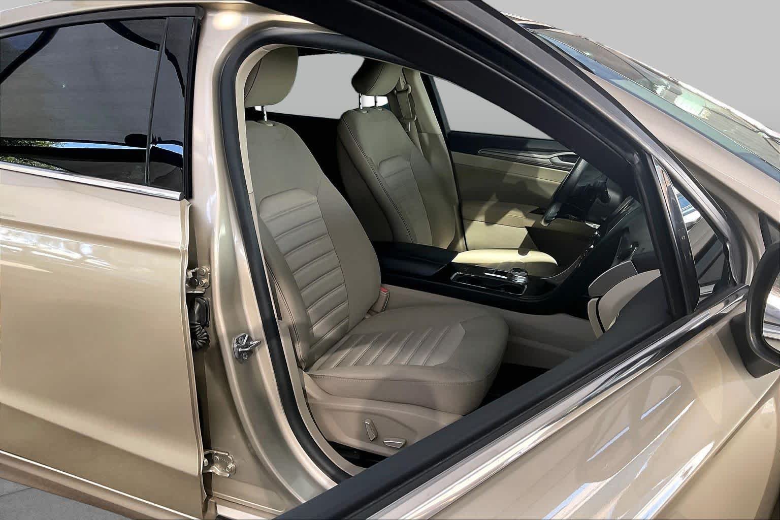 Used 2019 White Gold Metallic Ford SE image 9