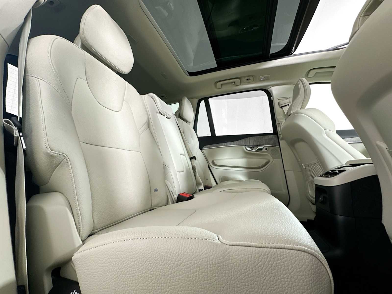 Certified Used 2025 Vapour Grey Volvo Plus image 24
