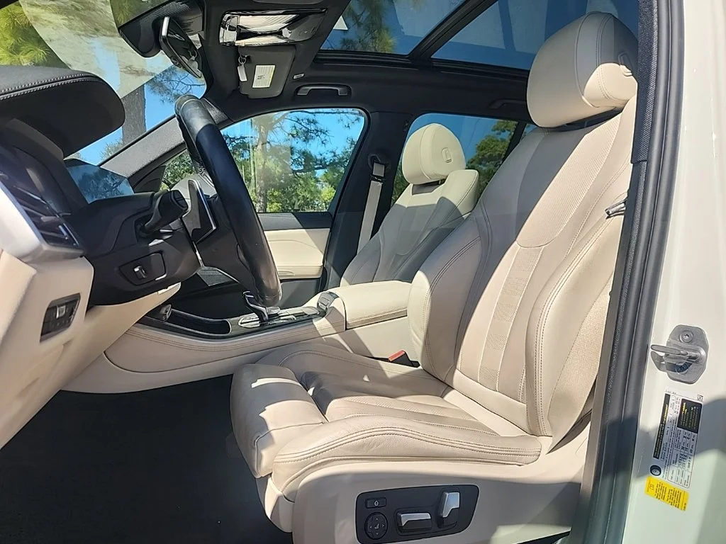 Used 2022 Alpine White BMW sDrive40i image 2