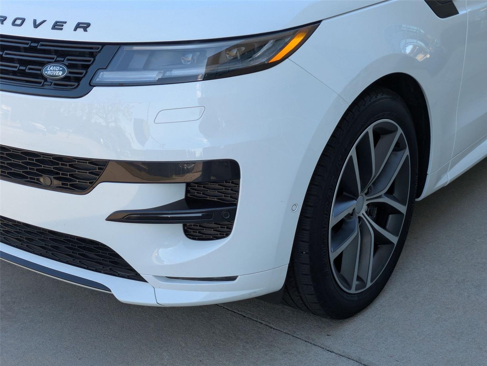 Used 2023 Fuji White Land Rover SE Dynamic image 9