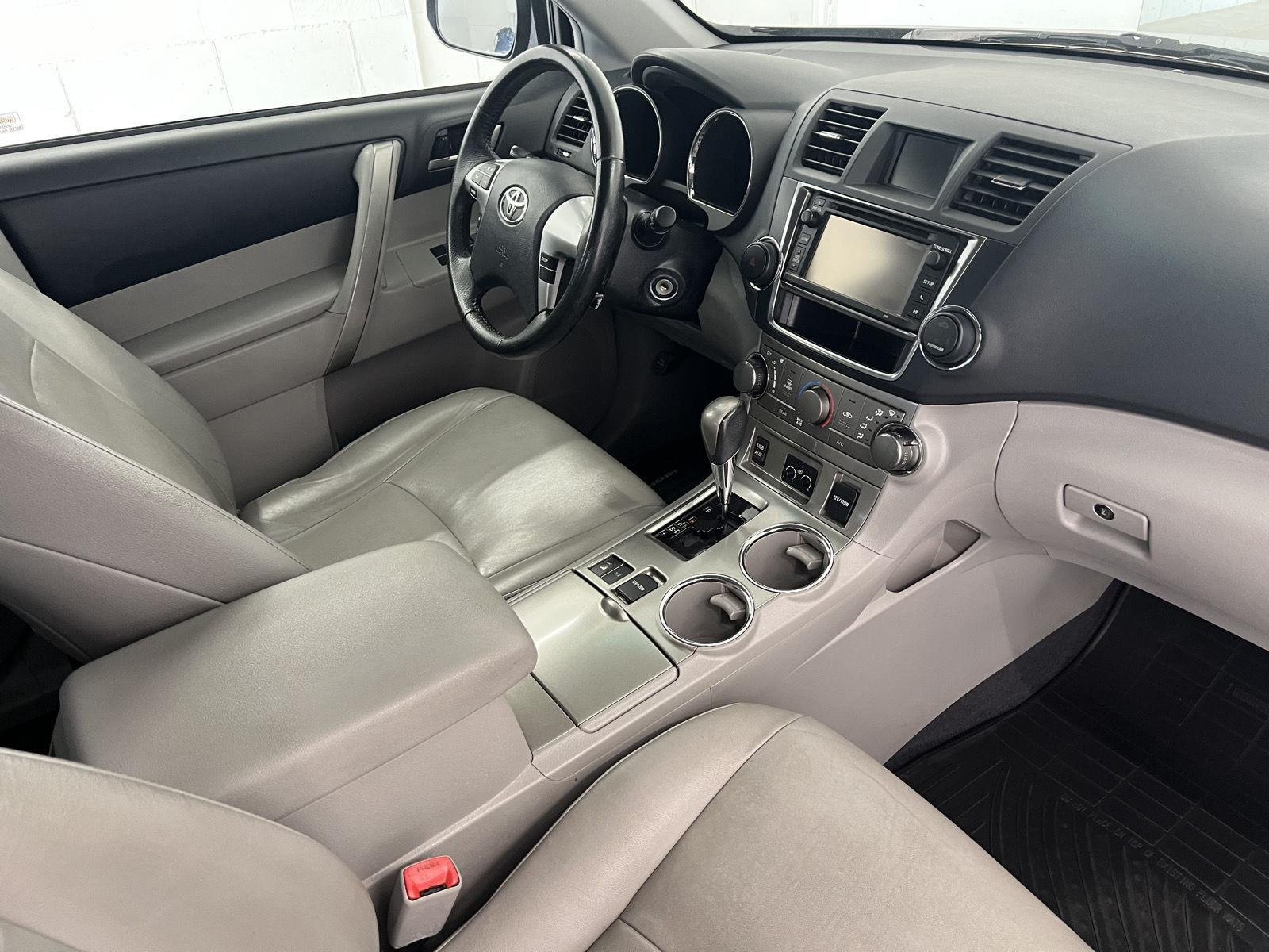 Used 2013 Shoreline Blue Pearl Toyota SE image 27
