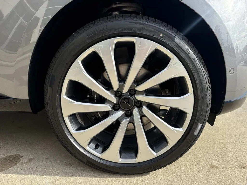 New 2026 Eiger Grey Land Rover SE image 6