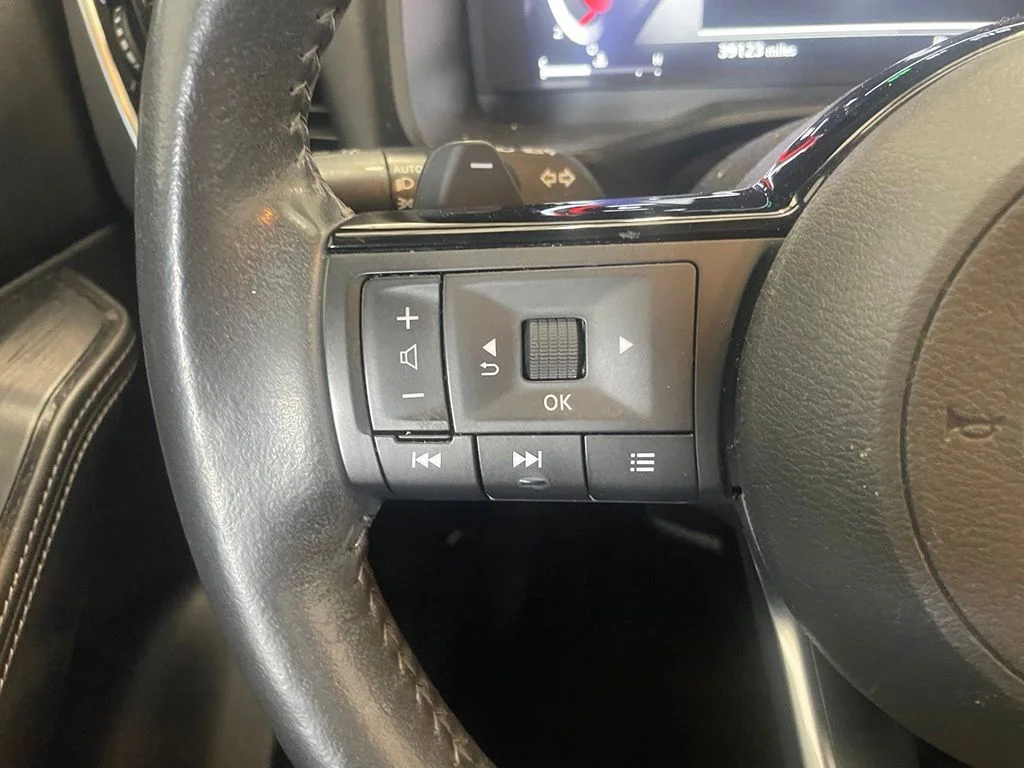 Used 2022 Silver Nissan Platinum image 14