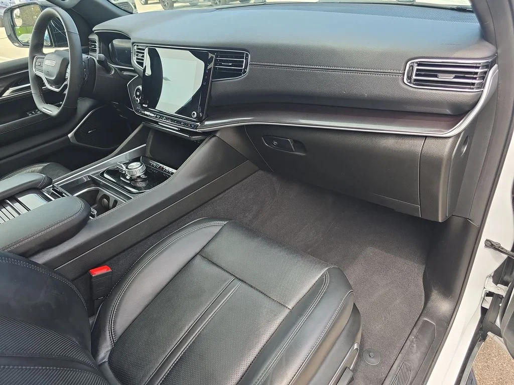 Used 2023 White Jeep Base image 39