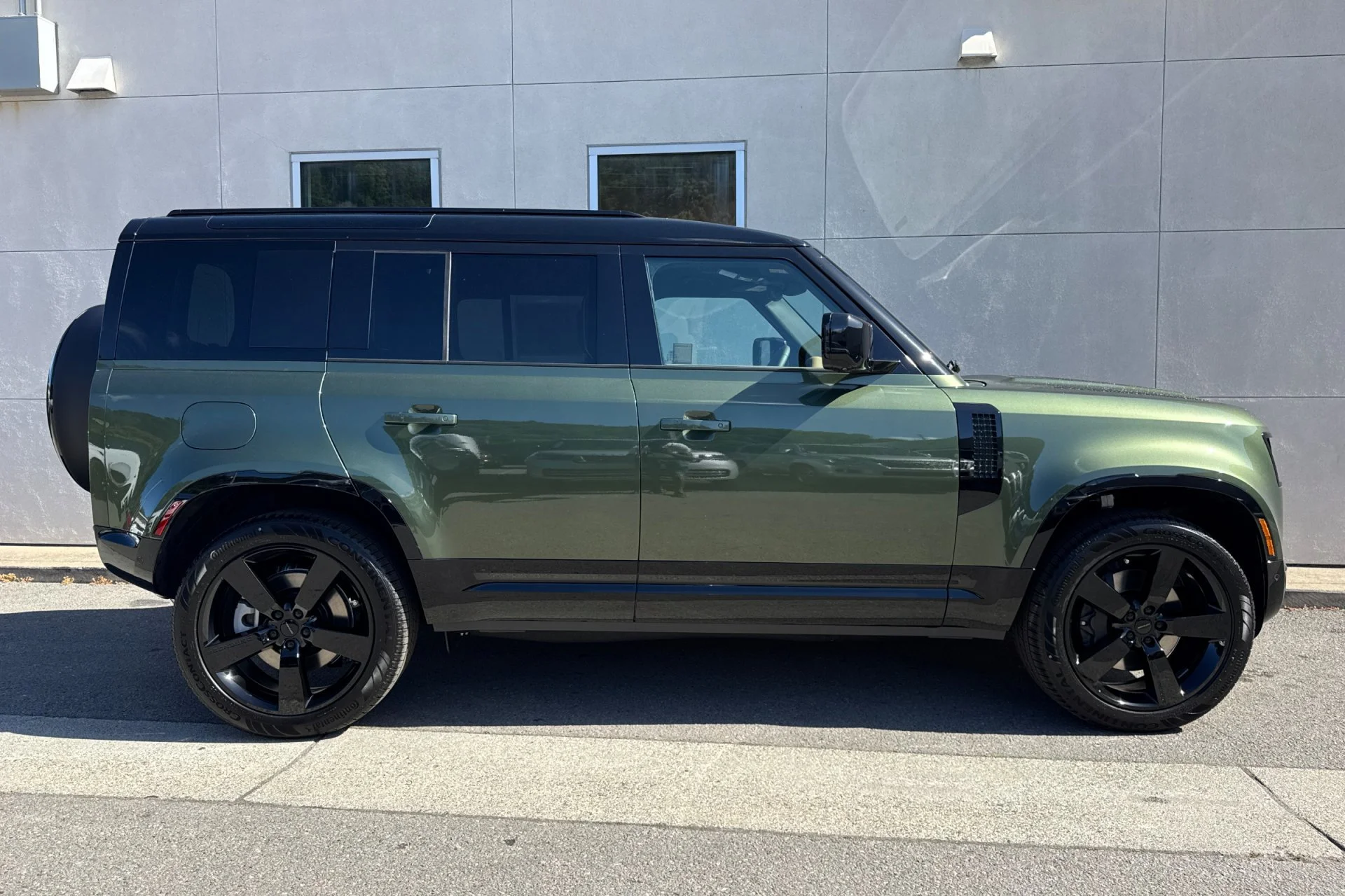 New 2026 Woolstone Green Land Rover X-Dynamic SE image 8