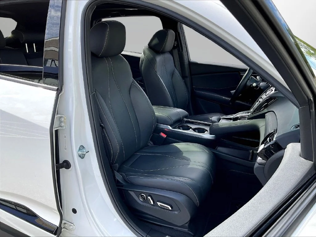 Certified Used 2025 Platinum White Pearl Acura Base image 28
