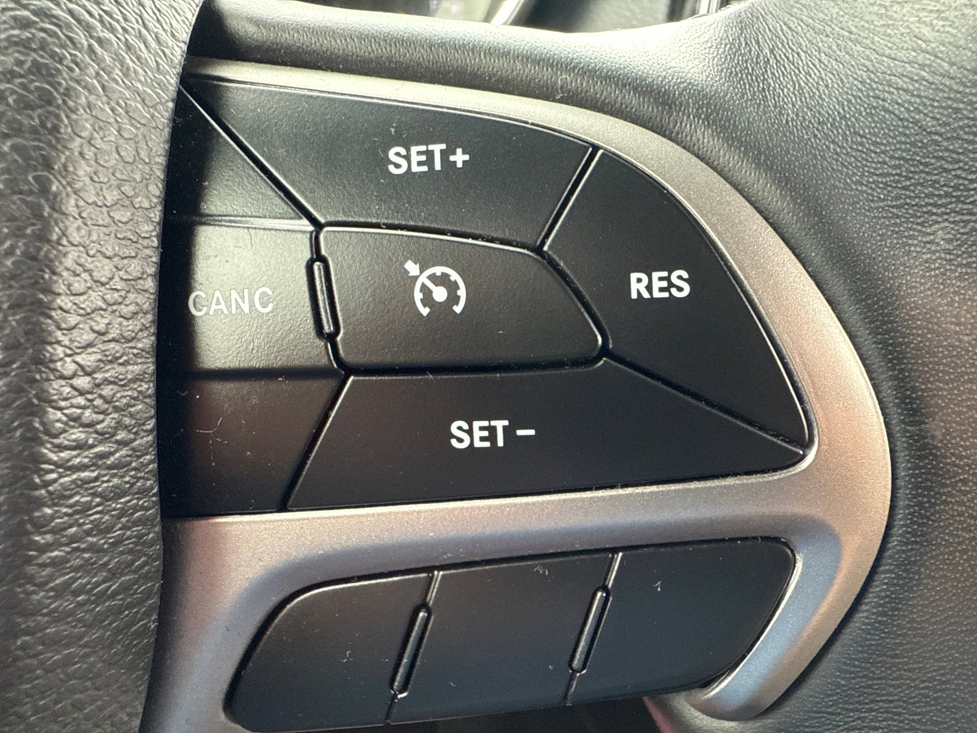 Used 2019 Granite Crystal Metallic Clearcoat Jeep Altitude image 26
