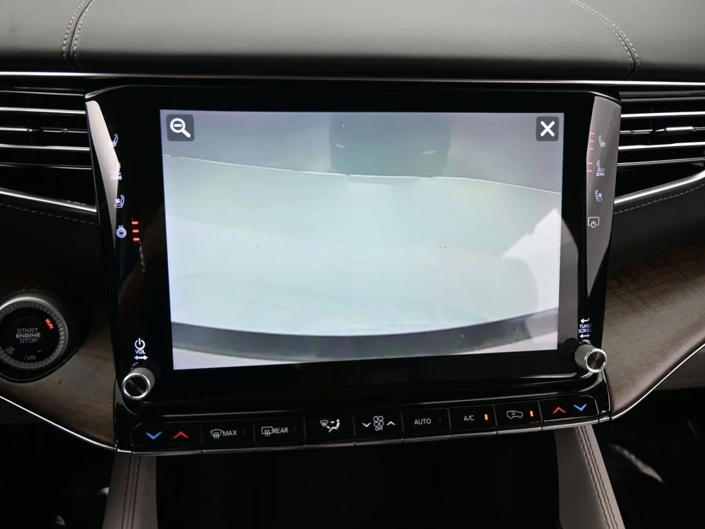 Used 2024 Diamond Black Crystal Pearlcoat Jeep Base image 25