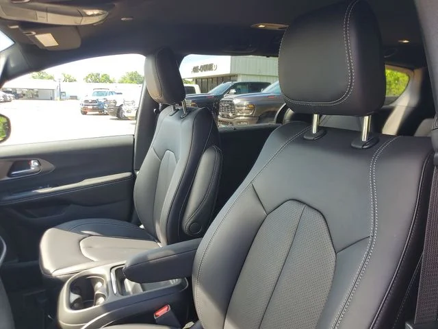 New 2027 Diamond Black Crystal Pearl-Coat Exterior Paint Chrysler Select image 13